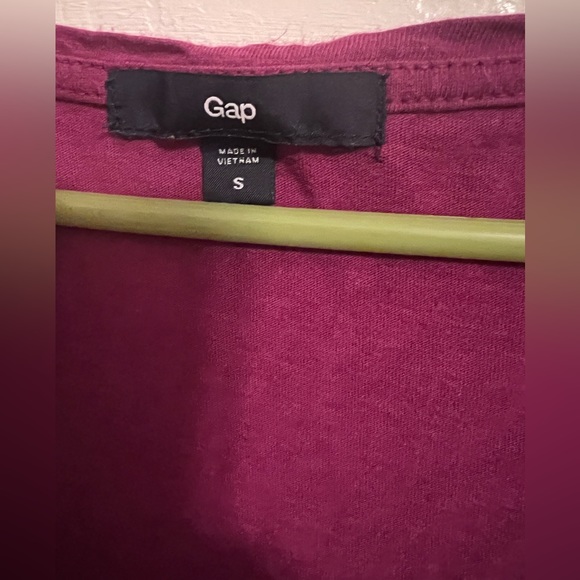 VGUC Gap Magenta Ruffle top - Picture 2 of 3